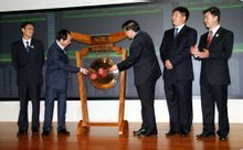 伊普国际上市鸣锣。左为文一波 伊普国际上市鸣锣。左为文一波