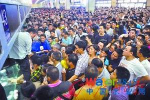 广州火车站退票人山人海。记者莫伟浓 摄