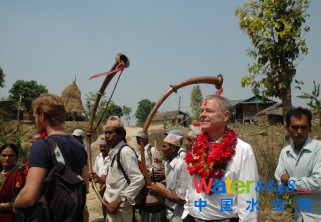 格兰富地区高级业务开发经理Jens Ove Frederiksen与尼泊尔Chitwan省当地村民一起参加两个太阳能泵系统的揭幕仪式。 格兰富地区高级业务开发经理Jens Ove Frederiksen与尼泊尔Chitwan省当地村民一起参加两个太阳能泵系统的揭幕仪式。