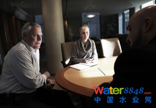 多伦多电力公司的高级项目顾问 Albert Payne、技术能源顾问 Jennifer Grado 与格兰富业务开发经理 Feras Marish 谈话 多伦多电力公司的高级项目顾问 Albert Payne、技术能源顾问 Jennifer Grado 与格兰富业务开发经理 Feras Marish 谈话