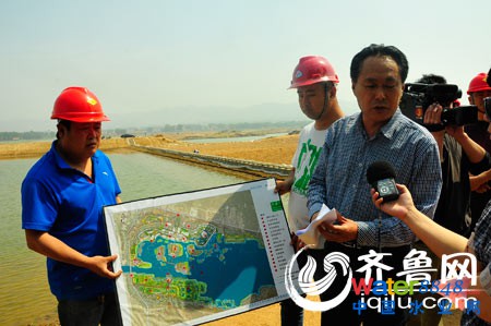 沂源县田庄水库管理处负责人介绍湿地项目建设情况