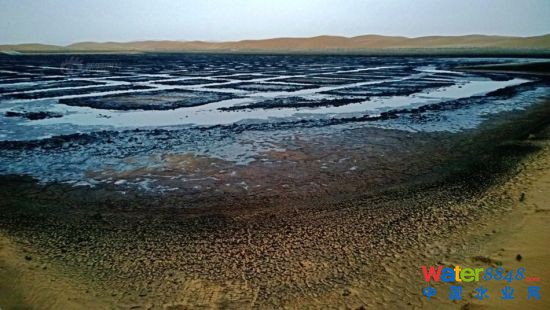 资料图:近年来腾格里沙漠腹地建起工业园区将污水排进腾格里沙漠深处。一些足球场大小的排污池,有的注满墨汁样的液体,有的是暗色的泥浆,上空还飘着白色烟雾。专家透露,沙漠地下水一旦被污染后,修复几乎是不可能的。 新京报 陈杰 摄 资料图:近年来腾格里沙漠腹地建起工业园区将污水排进腾格里沙漠深处。一些足球场大小的排污池,有的注满墨汁样的液体,有的是暗色的泥浆,上空还飘着白色烟雾。专家透露,沙漠地下水一旦被污染后,修复几乎是不可能的。 新京报 陈杰 摄