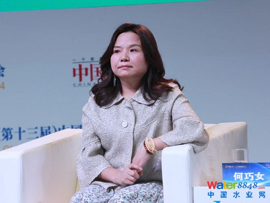 由《中国企业家》杂志社主办的“2014(第十三届)中国企业领袖年会”于12月12日-14日在北京举行。上图为北京东方园林董事长何巧女。(图片来源:新浪财经 梁斌 摄)