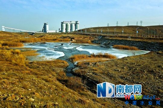 宁东基地神华宁煤清水营煤矿外,矿井水昼夜不停地流淌出来,形成一个污水湖。AⅢ02-03版摄影:南都记者 刘有志 宁东基地神华宁煤清水营煤矿外,矿井水昼夜不停地流淌出来,形成一个污水湖。AⅢ02-03版摄影:南都记者 刘有志