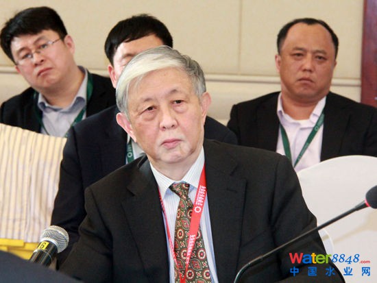 “2015中国绿公司年会”于4月20日在沈阳举行。上图为中国环境科学学会理事长、原国家环保总局副局长王玉庆。(图片来源:新浪财经刘海伟 摄)