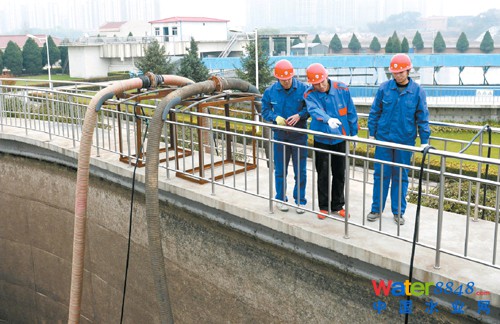 11月17日,市污水处理厂工作人员对氧化沟池底进行清淤(图)