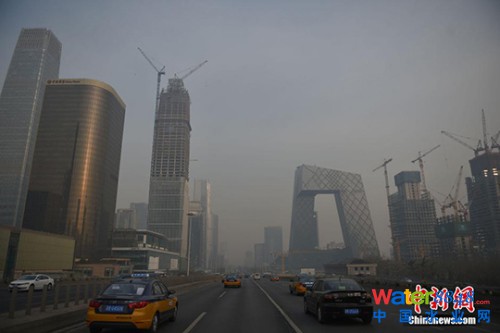 12月19日,北京首次在空气质量良好时提前预警,各部门应对进入“常态化”。根据红色预警有关要求,启动后将在全市范围实施机动车单双号行驶;建议中小学、幼儿园停课;企事业单位可实行弹性工作制等举措。 <a target='_blank' href='http://www.chinanews.com/' >中新网</a>记者 金硕 摄 12月19日,北京首次在空气质量良好时提前预警,各部门应对进入“常态化”。根据红色预警有关要求,启动后将在全市范围实施机动车单双号行驶;建议中小学、幼儿园停课;企事业单位可实行弹性工作制等举措。 <a target='_blank' href='http://www.chinanews.com/' >中新网</a>记者 金硕 摄