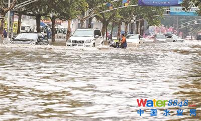 18日开始,北方多地遭受暴雨侵袭,河北邯郸、山西太原等地爆发城市内涝,部分道路交通中断。根据中央气象台统计,这是今年入夏以来,华北、黄淮等地出现的最强降雨。