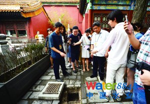 昨天,单霁翔院长(左五)检查御花园内的排水系统维护工程。