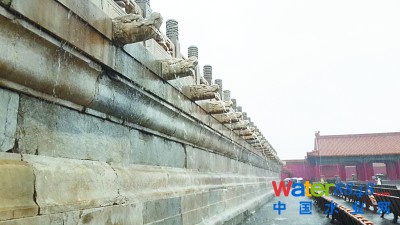 “千龙出水”——大殿台基上的积水由螭首流出,入明沟排走。