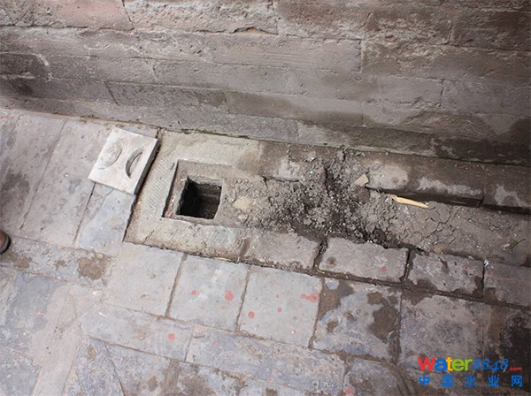 疏通排水管道。