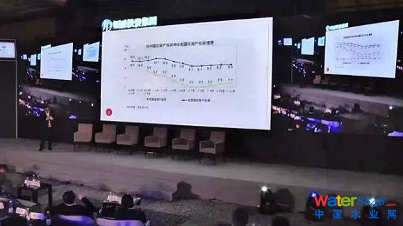 这表都是统计局的数字啊,为什么先说固定资产投资呢,因为它和房地产有密切关系,和民间投资也有直接关系。民间投资直接下降,说明民间投资对中国经济没有信心,所以大量资金外流,导致外汇变化等等,这都是有密切关系的。