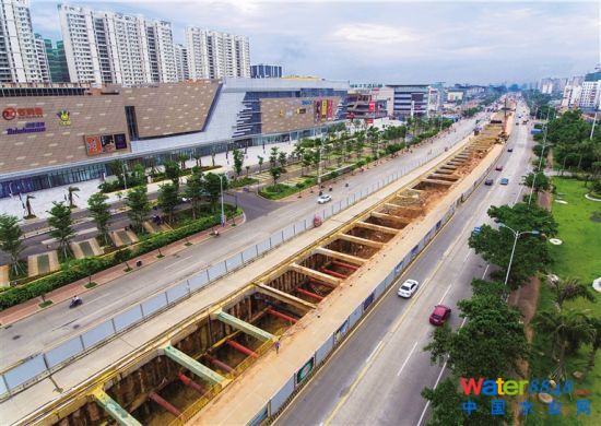 海口椰海大道,城市综合管廊施工中。