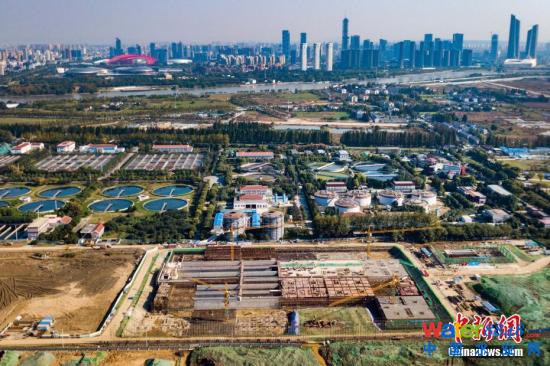 资料图:南京江心洲污水处理厂提标改造工程。中新社记者 泱波 摄