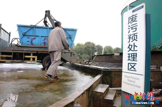曾经是污染环境的猪粪,中温发酵后变成沼气,再经发电机变成电能并入国家电网,可供23000户家庭照明一年,废渣制成有机肥料,成为有机稻米、果园种植户的抢手货,产生更大的经济价值。3月21日,在江西省进贤县的一家生态循环农业示范园内,记者全程记录了这套变废为宝的低碳、零排放、高效益的生态循环体系。 王昊阳 摄