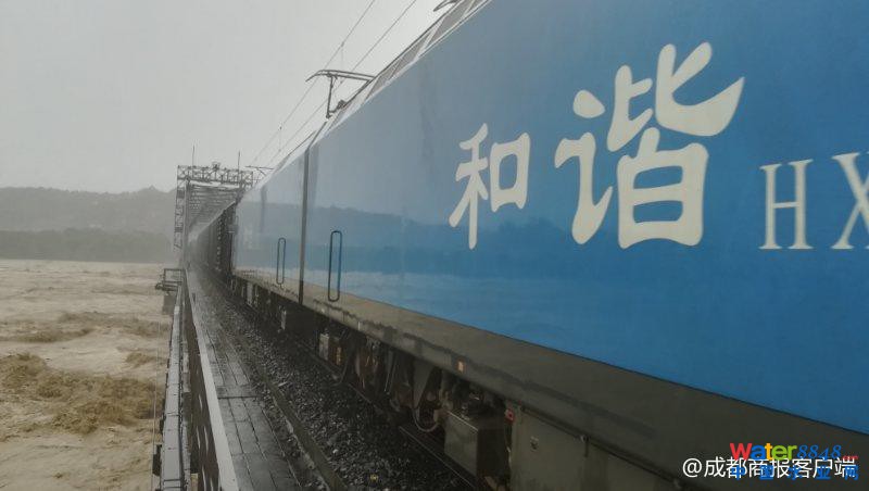 第一次这么做!8000吨火车开上大桥抗洪 镇住洪水