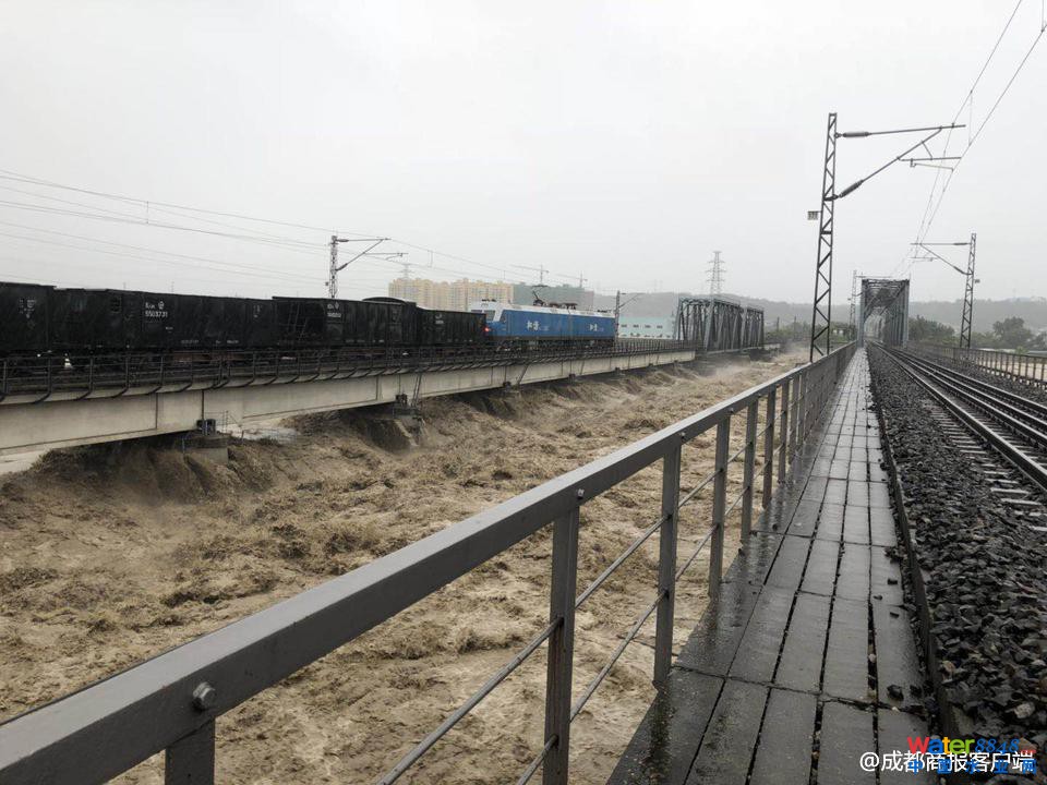 第一次这么做!8000吨火车开上大桥抗洪 镇住洪水