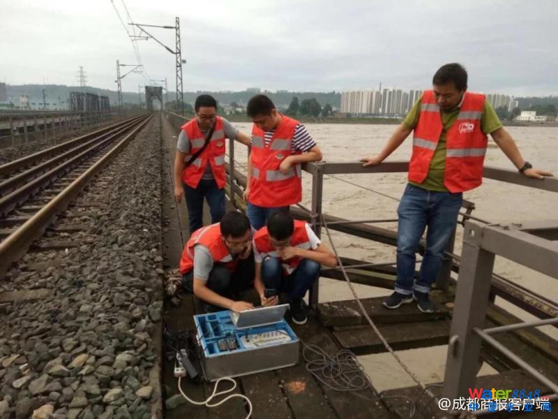 第一次这么做!8000吨火车开上大桥抗洪 镇住洪水