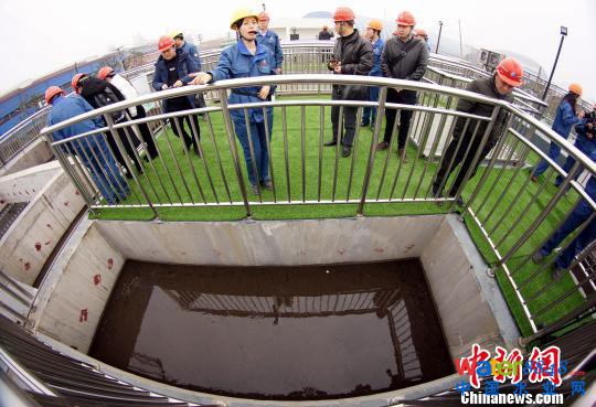 方大特钢水处理中心正在运行的废水综合处理系统。 王昊阳 摄 方大特钢水处理中心正在运行的废水综合处理系统。 王昊阳 摄