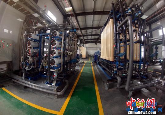 方大特钢水处理中心正在运行的反渗透车间。 王昊阳 摄 方大特钢水处理中心正在运行的反渗透车间。 王昊阳 摄