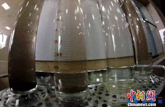 工厂水处理中心展示台前展示出的污水和经过三次处理后的水。 王昊阳 摄 工厂水处理中心展示台前展示出的污水和经过三次处理后的水。 王昊阳 摄