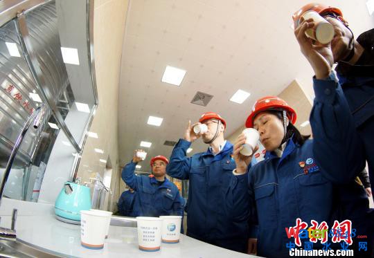污水经过多次处理后,变成可以直接饮用的纯净水。 王昊阳 摄 污水经过多次处理后,变成可以直接饮用的纯净水。 王昊阳 摄