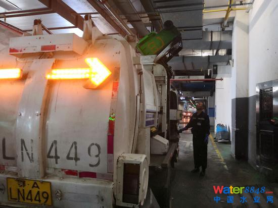 ▲ 分离后的固体餐厨废弃物正在装车