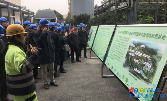 图为与会人员参观考察黑石子餐厨废弃物资源化利用处理厂生产作业情况。肖江川 摄 图为与会人员参观考察黑石子餐厨废弃物资源化利用处理厂生产作业情况。肖江川 摄