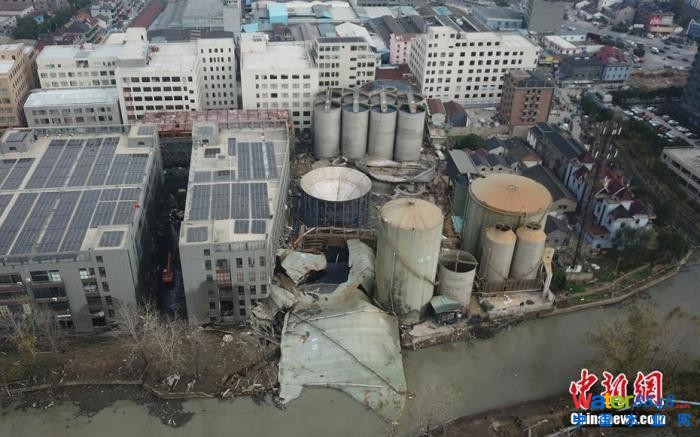 资料图:2019年12月4日,浙江海宁倒塌的污水罐残体覆盖河道。<a target='_blank' href='http://www.chinanews.com/'>中新社</a>发 蔡自鑫 摄
资料图:2019年12月4日,浙江海宁倒塌的污水罐残体覆盖河道。<a target='_blank' href='http://www.chinanews.com/'>中新社</a>发 蔡自鑫 摄