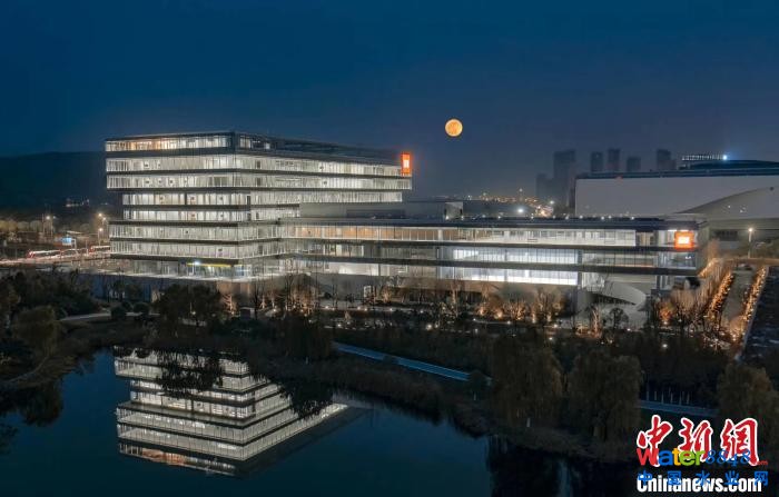 图为,中建三局承建小米武汉总部项目 钟三轩 摄 图为,中建三局承建小米武汉总部项目 钟三轩 摄