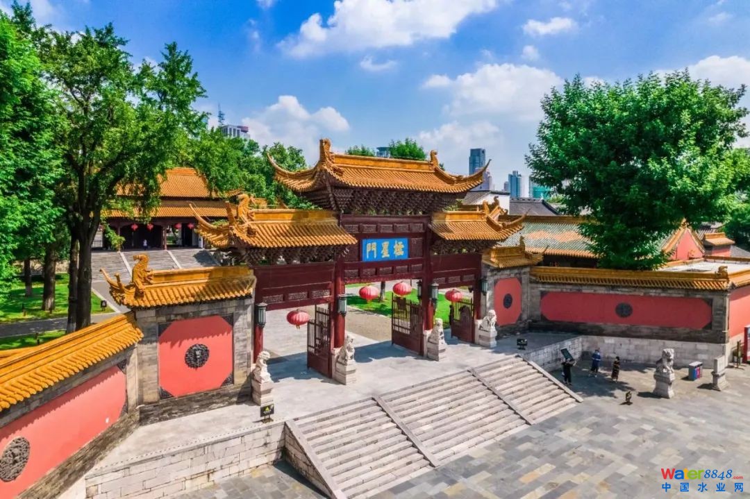 朝天宫内红墙黄瓦相映成景。张健 摄