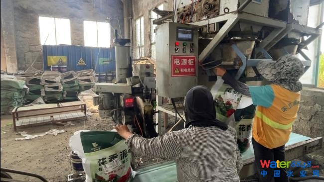 含重金属污泥被包装成营养土售卖